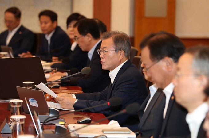 문재인 대통령이 11일 청와대에서 국무회의를 주재하고 있다. 이날 국무회의에서 '한반도의 평화와 번영, 통일을 위한 판문점선언 비준동의안'이 심의·의결됐다. 청와대사진기자단