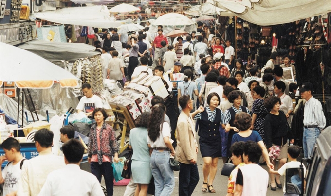 IMF 외환위기 몇 년 전인 1995년 9월 7일 남대문 시장 풍경. 추석을 이틀 앞두고 선물과 제수용품을 마련하려는 시민들로 크게 붐볐다. 한국일보 자료사진