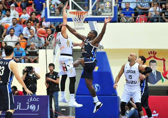 13일(현지시간) 요르단 프린스 함자 경기장에서 2019 FIBA 농구월드컵 본선 출전을 위한 아시아.오세아니아지역 2차 예선 대한민국 대 요르단의 경기가 열렸다. 한국 라틀리프가 요르단 공격수의 슛을 걷어내고 있다. 암만=뉴시스