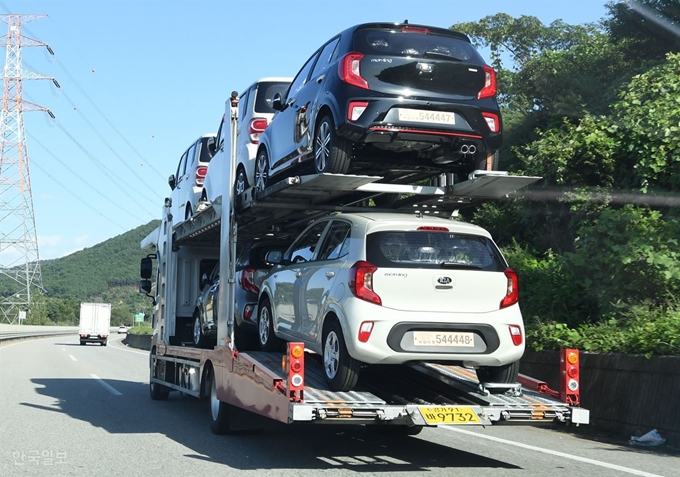 충남 서산 동희오토에서 생산된 모닝과 레이 자동차가 이송 되고 있다.