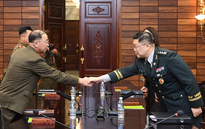 13일 판문점 북측 통일각에서 열린 제40차 남북군사실무회담에서 남측 수석대표인 조용근 국방부 북한정책과장(육군 대령)과 북측 수석대표인 엄창남 육군 대좌(대령급)가 협상을 시작하기에 앞서 악수하고 있다. 국방부 제공