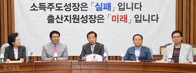 김성태(가운데) 자유한국당 원내대표가 14일 오전 국회에서 열린 원내대책회의에서 발언하고 있다.오대근기자