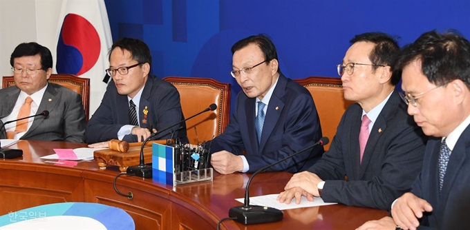 이해찬(가운데) 더불어민주당 대표가 14일 국회에서 열린 최고위원회의에서 발언하고 있다. 오대근기자