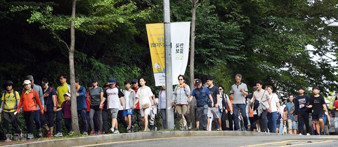 15일 오전 서울 중구 남산 백범광장에서 열린 제476회 한국일보 거북이 마라톤 '토종닭(한닭)소비홍보를 위한 남산 걷기대회'에서 참가자들이 미스코리아와 기념촬영을 하고 있다. 신상순 선임기자