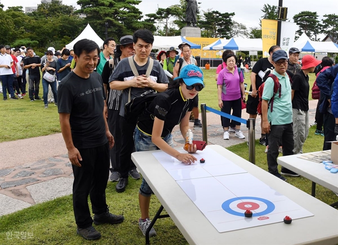 15일 오전 서울 중구 남산 백범광장에서 열린 제476회 한국일보 거북이 마라톤 '토종닭(한닭)소비홍보를 위한 남산 걷기대회'에서 참가자들이 토종닭사 사랑 올림픽 컬링 게임을 하고 있다.신상순 기자