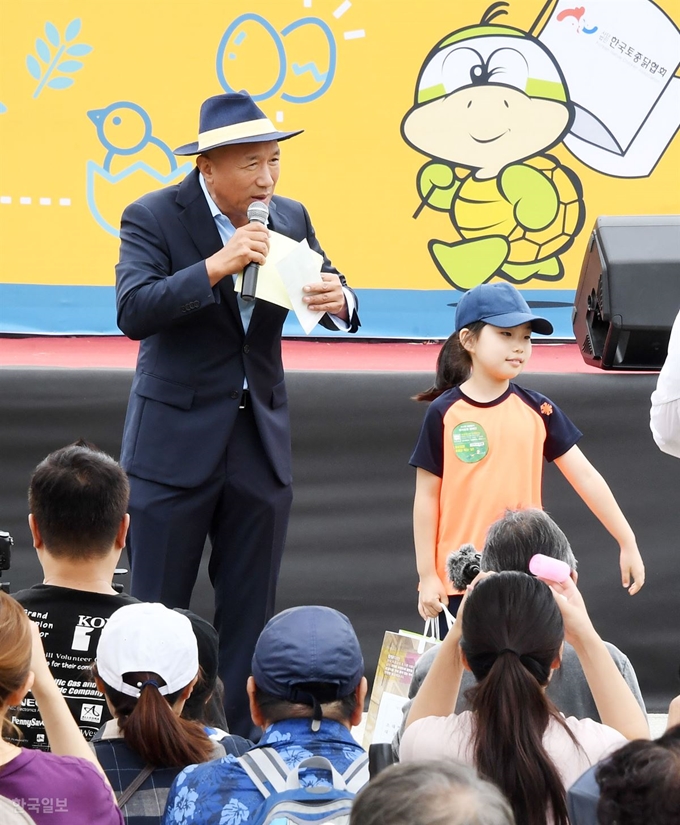 제476회 한국일보 거북이 마라톤 '토종닭(한닭)소비홍보를 위한 남산 걷기대회'에서 사회자 정진수씨가 게임을 진행 하고 있다. 신상순 선임기자