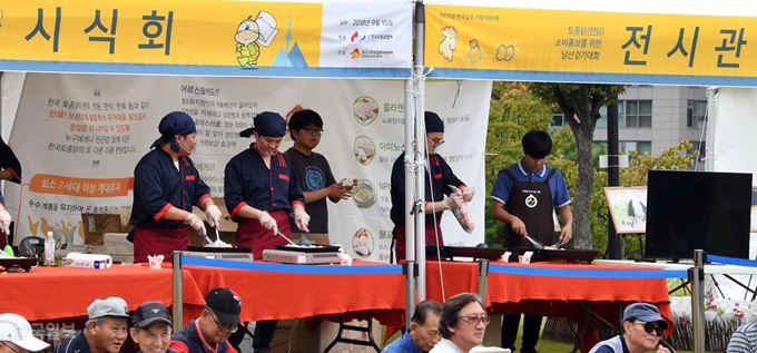 15일 오전 서울 중구 남산 백범광장에서 열린 제476회 한국일보 거북이 마라톤 '토종닭(한닭)소비홍보를 위한 남산 걷기대회'에서 요리사들이 토종닭 시식을 준비 하고 있다. 신상순 선임기자