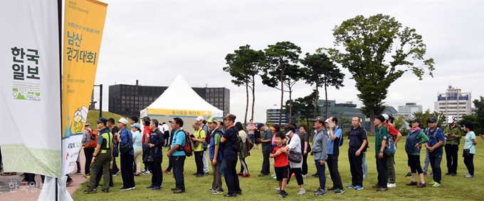 15일 오전 서울 중구 남산 백범광장에서 열린 제476회 한국일보 거북이 마라톤 '토종닭(한닭)소비홍보를 위한 남산 걷기대회'에서 참가자들이 게임에 참가 하기 위해 줄지어 서있다. 신상순 선임기자