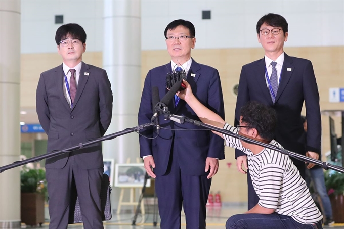 [ 남북정상회담 남측 선발대 단장인 서호 청와대 통일정책비서관(가운데)이 16일 오전 경기도 파주시 경의선 남북출입사무소에서 출경을 앞두고 발언하고 있다. 왼쪽은 탁현민 청와대 선임행정관, 오른쪽은 권혁기 청와대 춘추관장. 파주=연합뉴스