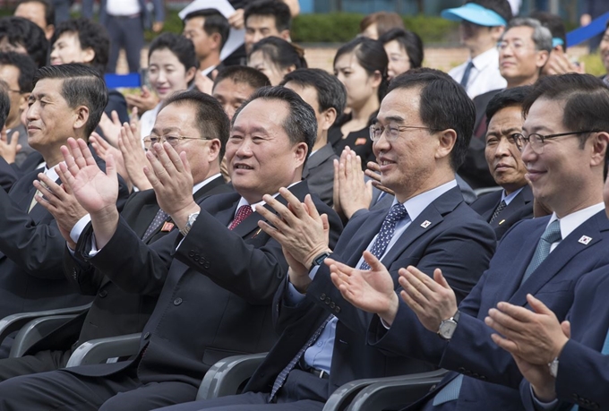 14일 오전 개성공단에서 열린 남북공동연락사무소 개소식에서 남측 조명균(앞줄 오른쪽에서 두 번째) 통일부장관과 북측 리선권 조국평화통일위원회 위원장이 등 참석자들이 박수를 치고 있다. 개성=사진공동취재단