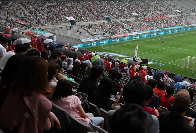 16일 서울월드컵경기장에서 열린 프로축구 FC서울과 대구FC의 경기를 축구 팬들이 관람하고 있다. 이날 1만2000명의 관중이 온 것을 비롯해 28라운드 6경기 평균 관중이 8000명을 넘어 전 라운드, 전전 라운드에 비해 올랐지만 아직 ‘국가대표 낙수효과’라 단정짓긴 이르다. 연합뉴스