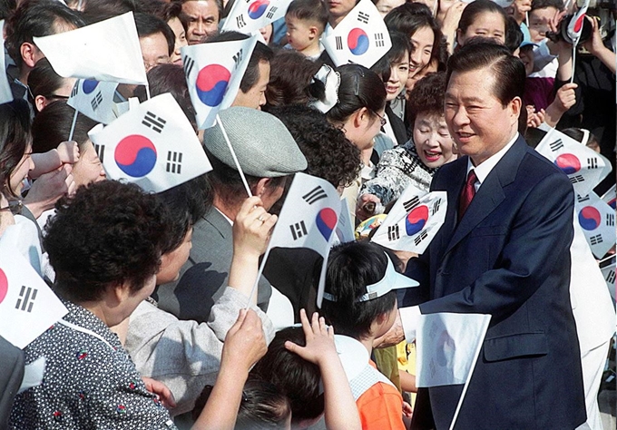 역사적인 남북정상회담을 위해 평양방문길에 나선 김대중대통령이 13일 청와대 앞길에서 환송나온 시민들과 악수를 나누고 있다. 2000. 06. 13. 한국일보 자료사진