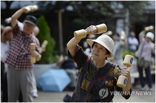 운동하고 있는 일본 노인들. 연합뉴스 자료사진.