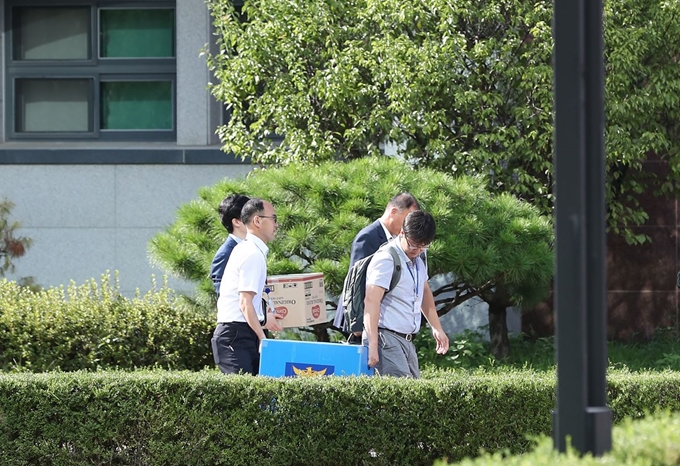 5일 서울 강남구 숙명여고를 압수수색한 경찰 수사관들이 압수물을 담은 상자를 들고 학교를 나서고 있다. 연합뉴스