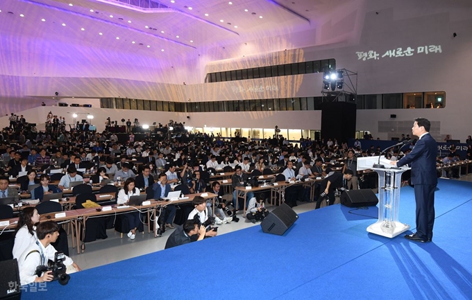 임종석 청와대 비서실장이 17일 오전 서울 중구 을지로 동대문디자인플라자에 마련된 서울메인프레스센터에서 남북정상회담 세부일정 관련 브리핑을 하고 있다. 홍인기