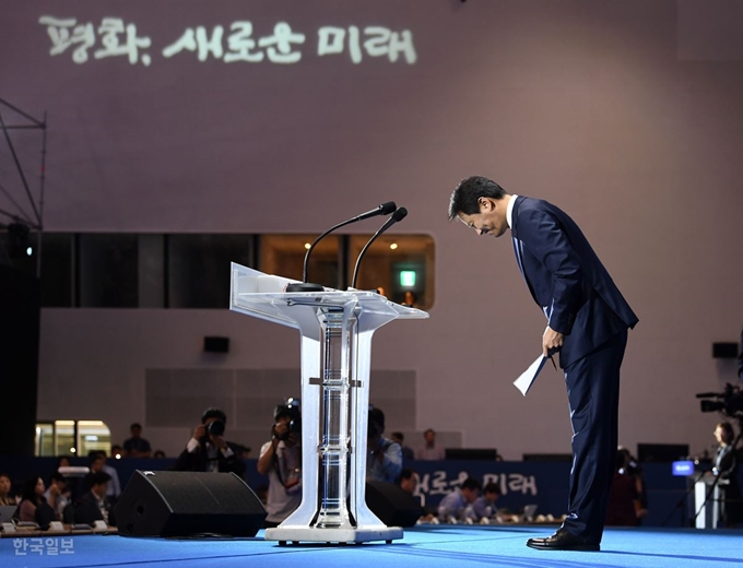 임종석 청와대 비서실장이 17일 오전 서울 중구 을지로 동대문디자인플라자에 마련된 서울메인프레스센터에서 남북정상회담 세부일정 관련 브리핑을 마치고 인사를 하고 있다. 홍인기 기자