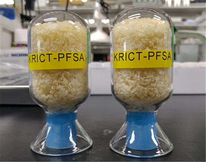 한국화학연구원이 국내에서 처음으로 개발한 수소차 연료전지의 핵심재료인 ‘과불소계 술폰산 이오노머(PFSA)’ 전해질 사진. 한국화학연구원 제공