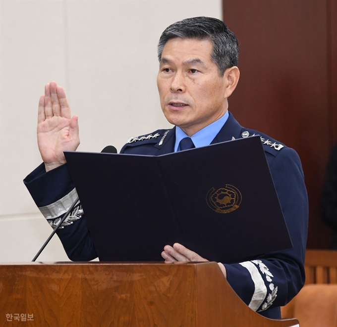 정경두 국방부장관 후보자가 17일 국회에서 열린 인사청문회에서 선서하고 있다.오대근기자 inliner@hankookilbo.com