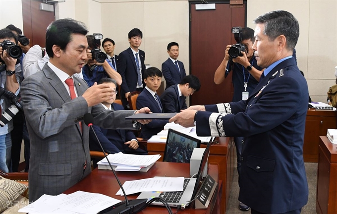 정경두 국방부장관 후보자가 17일 국회에서 열린 인사청문회에서 선서 후 안규백 국방위원장에게 선서문을 제출하고 있다.오대근기자 inliner@hankookilbo.com