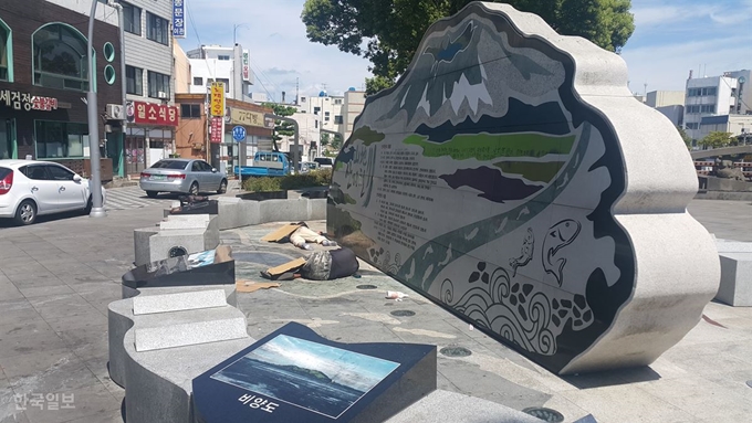 [저작권 한국일보]600여억원을 들여 조성했지만 노숙자들의 놀이터로 전락한 제주 탐라문화광장을 정상화하기 위해 ‘음주금지구역’으로 지정하는 등 대대적인 개선방안이 추진된다. 사진은 탐라문화광장 내 술에 취한 잠든 노숙인들. 김영헌 기자.