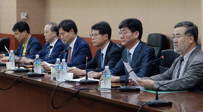 전북대학교 총장 선거 입지자들이 17일 교내 진수당에서 총장임용후보자추천위원회의 부당함을 알리는 긴급 기자회견을 열고 있다.(왼쪽부터 이귀재, 양오봉, 김동원, 김성주, 최백렬, 송기춘 교수). 뉴시스