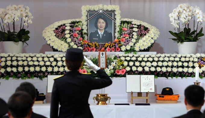 지난 5월 3일 전북 익산시 익산소방서에서 열린 고 강연희 소방경의 영결식에 참석한 동료소방관이 추도사를 마치고 고인에게 경례를 하고 있다. 고 강 소방경은 구조하던 취객에 폭행당한 후 극심한 스트레스를 호소하다 뇌출혈로 쓰러져 숨졌다. 뉴스1