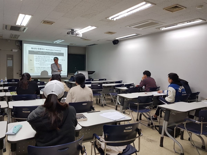 송도국제도시에 있는 인천대 국제교육사교육센터에서 수강생들이 국제개발 및 교류 협력에 대한 강의를 듣고 있다.