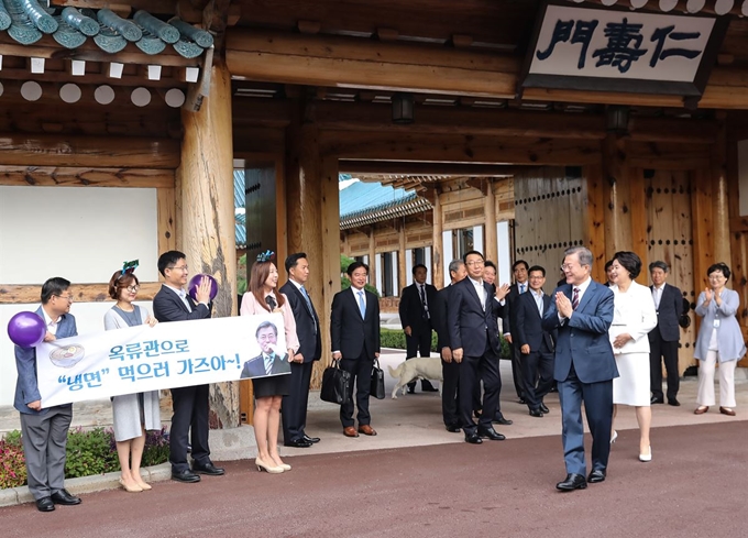 18일 오전 청와대 직원들이 평양에서 열리는 남북정상회담을 위해 관저를 나서는 문재인 대통령과 김정숙 여사를 환송하고 있다. 평양사진공동취재단