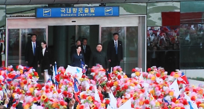 '2018남북정상회담평양'의 첫날인 18일 평양 순안공항에 도착한 문재인 대통령을 영접을 위해 김정은 북한 국무위원장이 리설주 여사와 공군 1호기로 향하고 있다. 연합뉴스