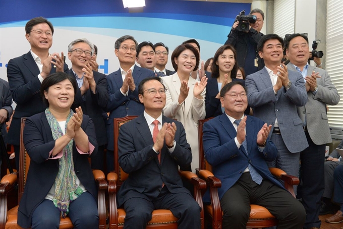 18일 오전 국회 더불어민주당 원내대표실에서 홍영표(앞줄 가운데) 원내대표 등이 제3차 남북정상회담 TV중계를 시청하고 있다. 오대근기자