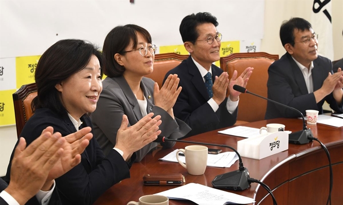 정의당 심상정(왼쪽부터), 추혜선, 윤소하, 김종대 의원이 18일 국회 당대표실에서 남북정상회담 중계방송을 시청하고 있다. 오대근 기자