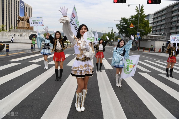 [180918-22] [저작권 한국일보]18일 오전 서울 광화문광장에서 열린 '2018 어르신 교통사고 ZERO 캠페인'에서 홍보대원들이 횡단보도에서 운전자들에게 보행속도가 느린 어르신들을 위해 주위를 잘 둘러보라는 캠페인을 벌이고 있다. 신상순선임기자