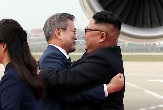 18일 오전 평양 순안공항에서 115일 만에 재회한 남북 정상이 서로 안으며 인사하고 있다. 평양=평양사진공동취재단