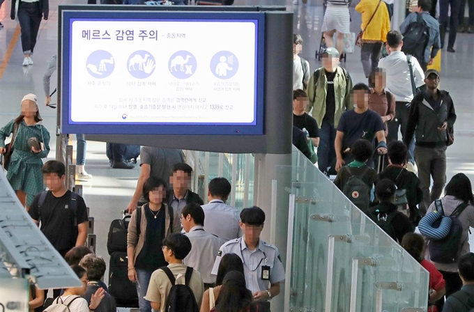 지난 9일 오전 인천국제공항 출국장에 메르스 감염 주의 안내문에 스크린에 떠 있다. 연합뉴스