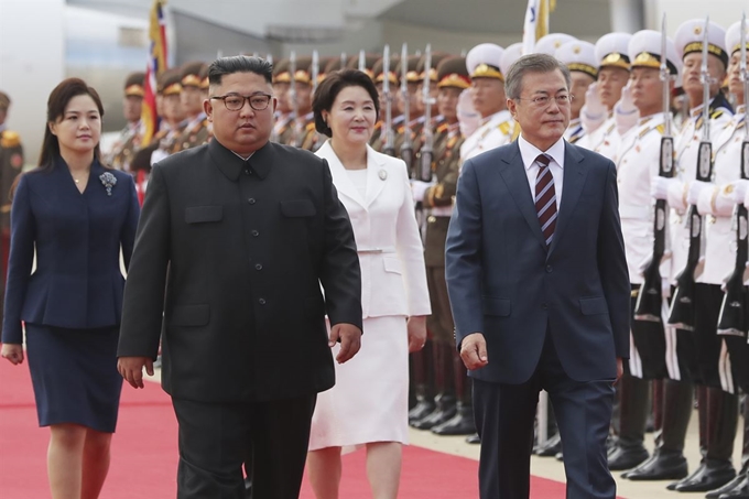 문재인 대통령과 부인 김정숙 여사가 평양 순안공항에서 열린 공식 환영식에서 김정은 국무위원장과 리설주 여사와 의장대를 사열하고 있다. 평양사진공동취재단