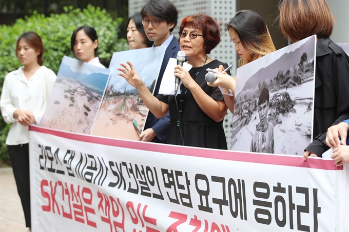 라오스 세피안·세남노이 댐 사고 대응 한국시민사회TF와 태국·캄보디아 지역 활동가들이 18일 오후 서울 종로구 SK건설 앞에서 기자회견을 열고 라오스 댐 시공사 SK건설에 면담 요청과 책임 있는 조치에 나설 것을 촉구하고 있다. 연합뉴스