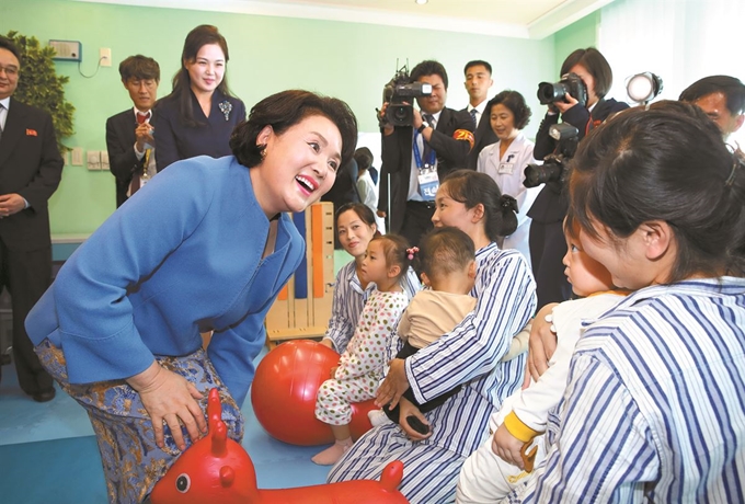 문재인 대통령 부인 김정숙 여사가 18일 김정은 북한 국무위원장 부인 리설주 여사와 함께 평양 문수구역에 위치한 옥류아동병원을 방문해 어린이 환자들에게 인사를 건네고 있다. 평양사진공동취재단