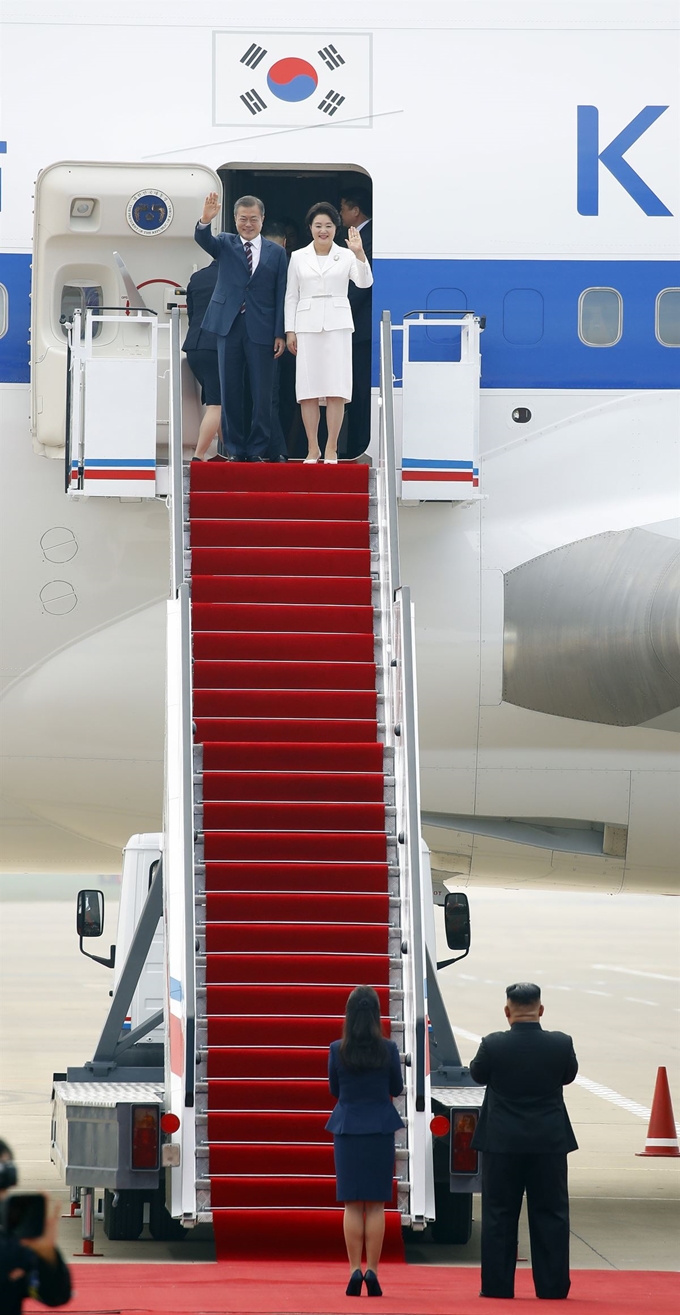 문재인 대통령과 부인 김정숙 여사가 18일 오전 평양 순안공항 도착한 뒤 마중 나온 김정은 국무위원장과 부인 리설주 여사와 인사하고 있다. 평양사진공동취재단