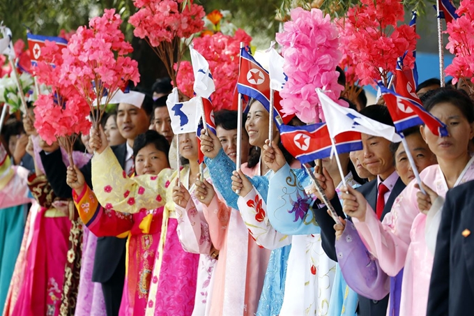 18일 방북한 문재인 대통령과김정은 북한 국무위원장이 무개차를 함께 타고 평양순안국제공항에서 백화원 초대소로 이동하는 동안 평양 시민들이 연도환영을 하고 있다. 평양사진공동취재단