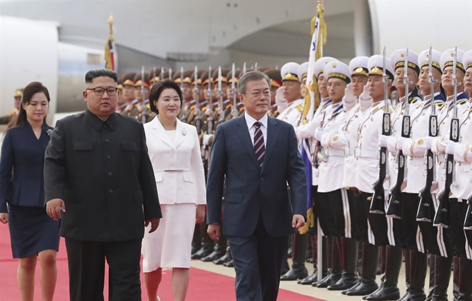 문재인 대통령과 부인 김정숙 여사가 18일 오전 평양 순안공항에서 열린 공식 환영식에서 김정은 국무위원장과 리설주 여사와 함께 의장대를 사열하고 있다. 평양사진공동취재단