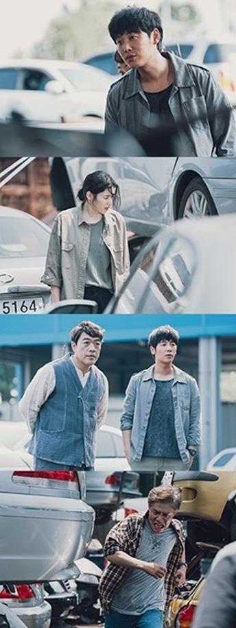 ‘손 더 게스트’ 김동욱, 정은채가 추격전을 펼친다. OCN 제공