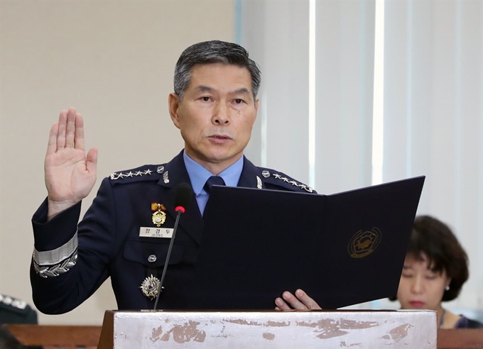 정경두 국방부 장관 후보자가 17일 국회에서 열린 인사청문회에서 선서하고 있다. 연합뉴스