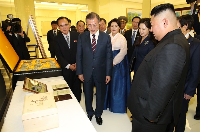 문재인 대통령과 부인 김정숙 여사가 18일 오후 평양 목란관에서에서 열린 남북정상회담 환영 만찬에 앞서 김정은 국무위원장과 부인 리설주 여사가 전달한 선물을 살펴보고 있다. 연합뉴스