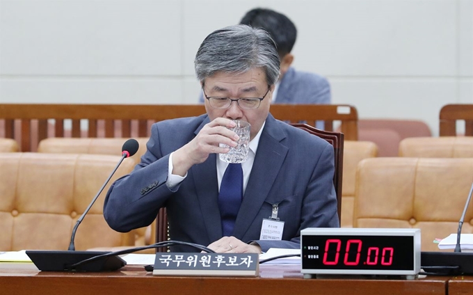 이재갑 고용노동부 장관 후보자가 19일 오전 국회에서 열린 인사청문회에 참석해 물을 마시고 있다. 연합뉴스