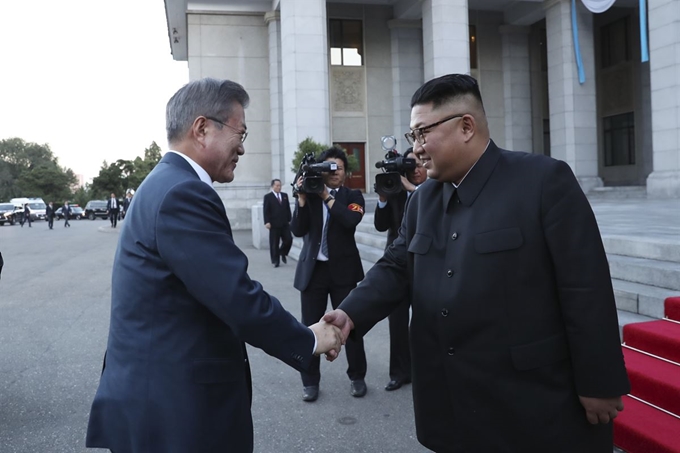 남북정상회담을 위해 평양을 방문중인 문재인 대통령이 18일 평양대극장 입구에서 김정은 북한 국무위원장과 악수하고 있다. 평양사진공동취재단