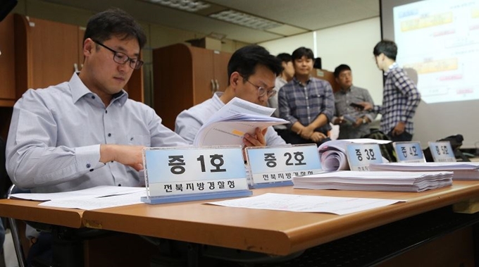 전북 전주완산경찰서 직원들이 압수한 증거물을 훑어보고 있다. 전북경찰청 제공