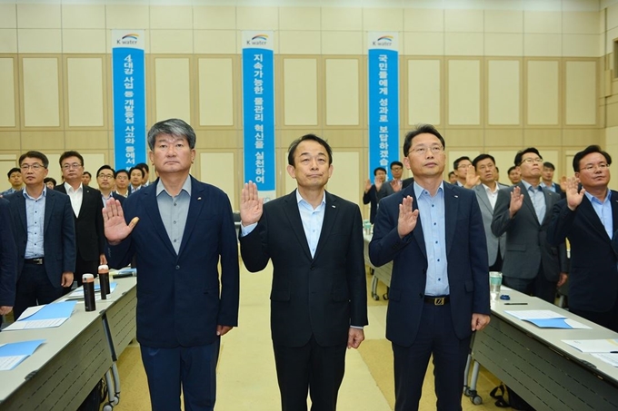 한국수자원공사 이학수(가운데) 사장, 박병돈(왼쪽)이사, 임성호 이사를 비롯한 간부들이 19일 대전 수자원공사 인재개발원에서 ‘국민을 위한 물관리 혁신 실천다짐’ 결의를 다지고 있다. 한국수자원공사 제공