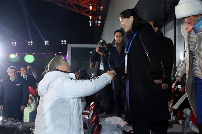 9일 오후 강원도 평창 올림픽스타디움에서 열린 2018 평창동계올림픽 개막식에서 문재인 대통령이 김여정 북한 노동당 중앙위 제1부부장과 악수하고 있다. 연합뉴스