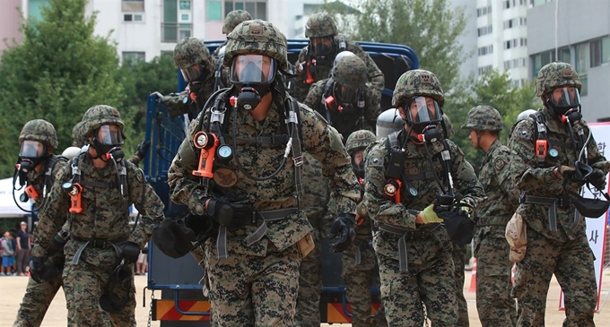 대한적십자사 서울지사 주최로 19일 서울 강서구 탑산초등학교에서 열린 2018년도 재난구호종합훈련에서 제1공수특전여단 대원들이 지진 뒤 발생한 가스 유출 사고에 대응하는 훈련을 펼치며 이동하고 있다. 연합뉴스