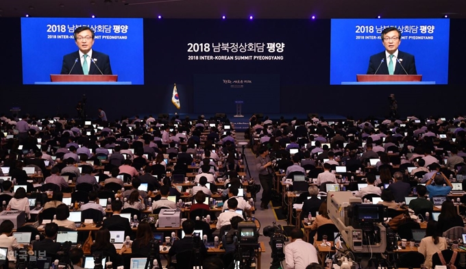 19일 오후 서울 중구 을지로 동대문디자인플라자 서울프레스센터에서 평양 백화원영빈관에 있는 김의겸 청와대 대변인이 내일 문재인 대통령의 백두산 방문 일정을 공개하는 장면을 생중계 하고 있다. 홍인기 기자